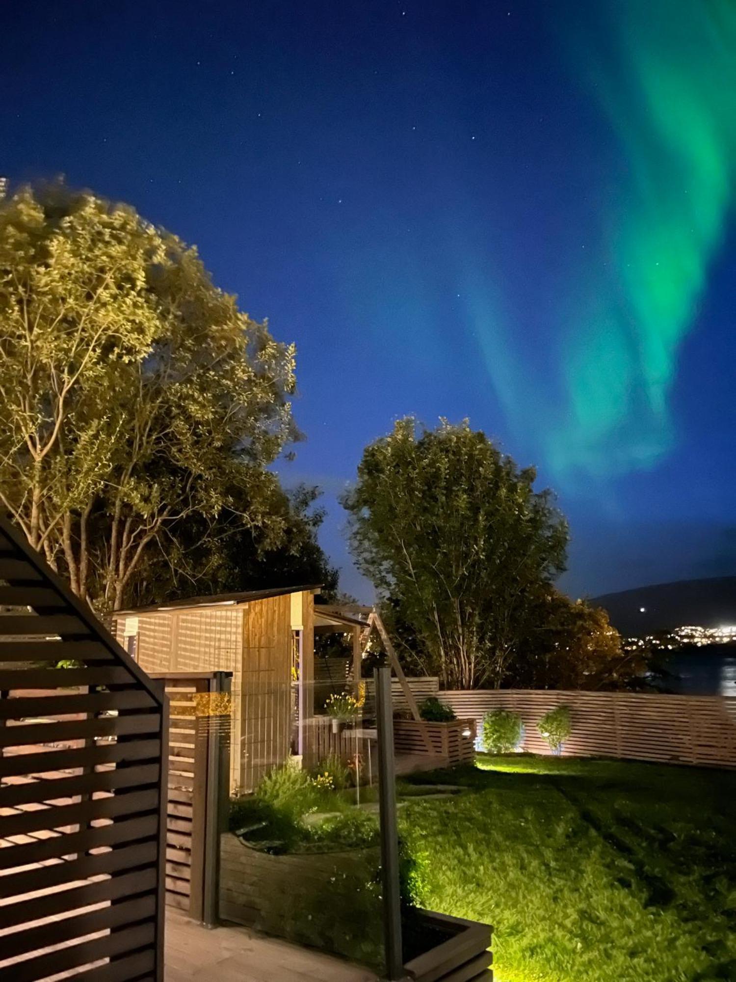 A Place For Aurora In Wintertime And Midnight Sun In Summer-Time! ทรอมโซ ภายนอก รูปภาพ